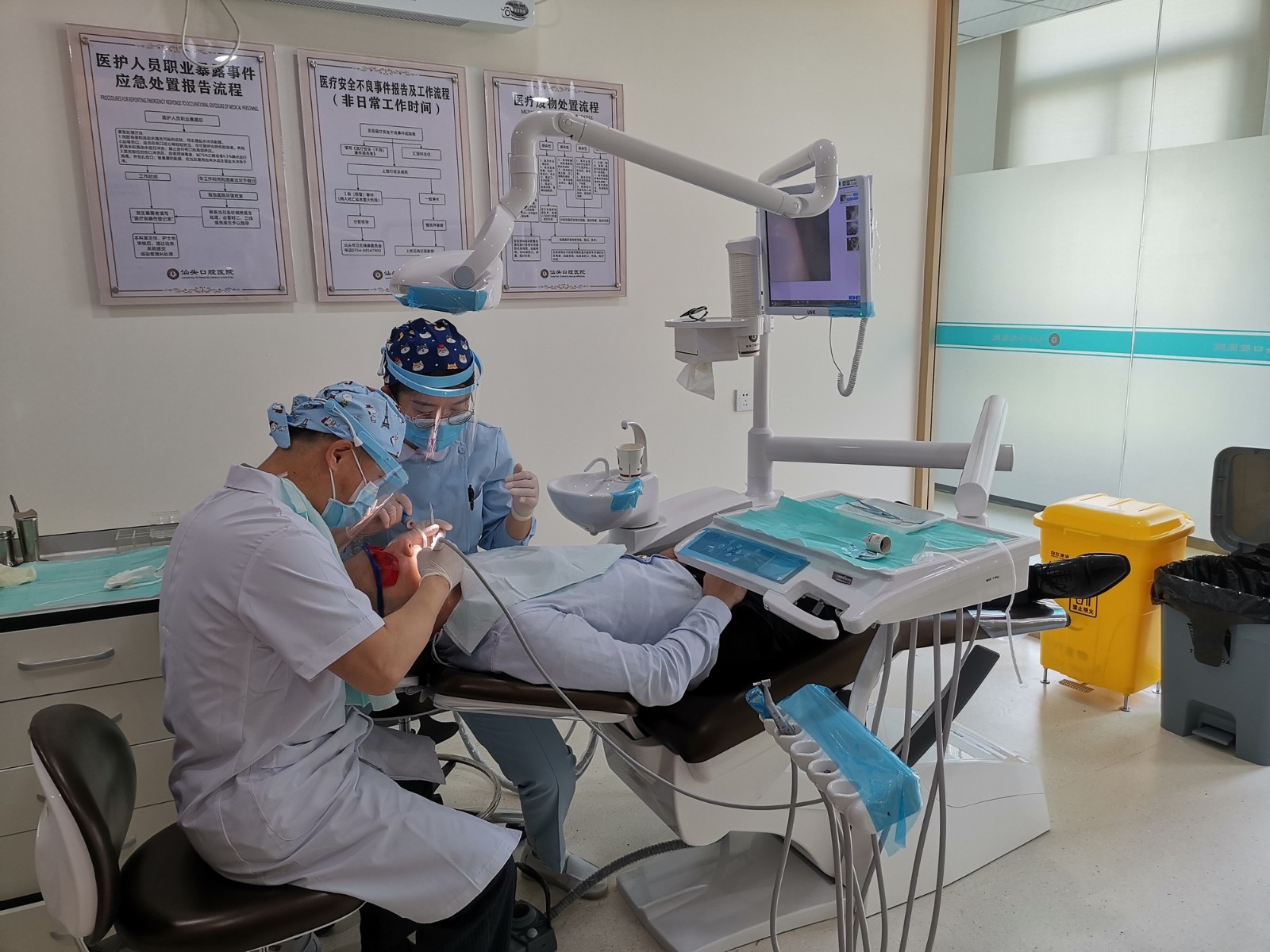 汕头口腔医院首例种植牙手术成功开展 - 成员动态 - 华西牙科有限责任公司